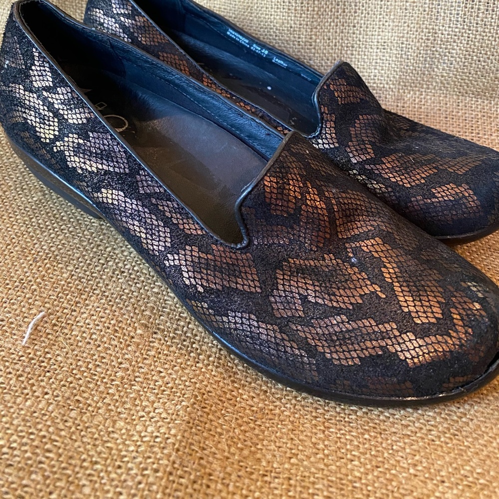 Dansko Olivia Animal print size 38 Bronze Black snake print suede clogs slip on